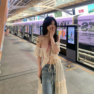 Đầm xẻ cá tính.