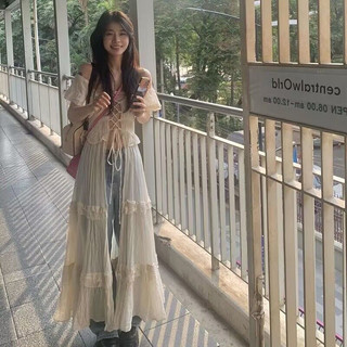 Đầm xẻ cá tính.