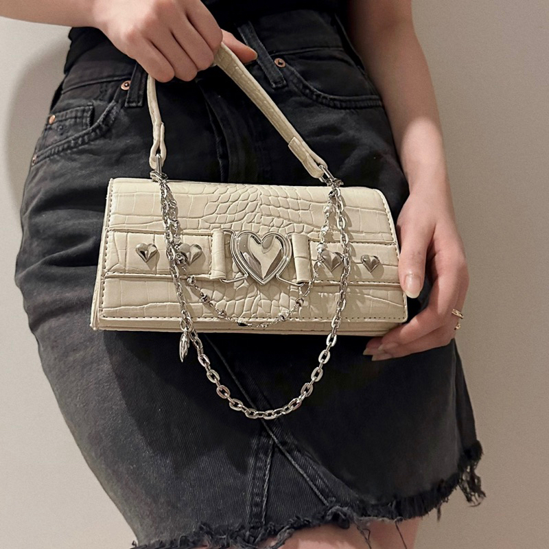 Túi xách phong cách đường phố với họa tiết da cá sấu cùng charm trái tim style punk chain A007