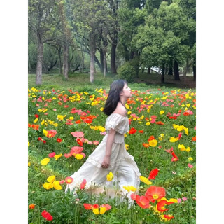 Đầm xẻ cá tính.
