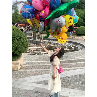 Đầm xẻ cá tính.
