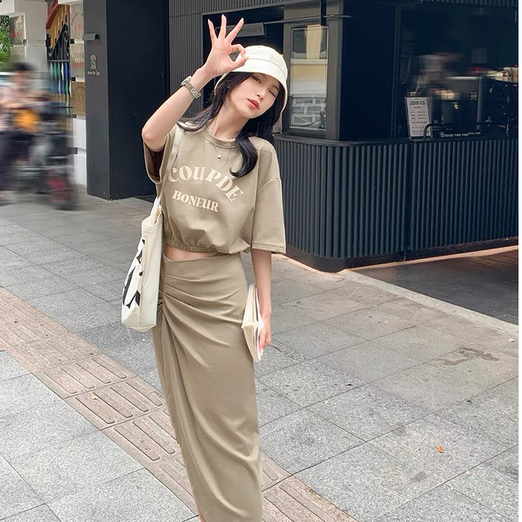 Set áo croptop kèm chân váy dài xoắn eo cách điệu dành cho nữ