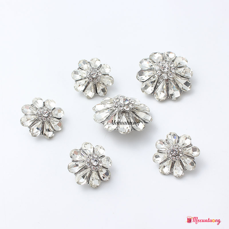 Khuy nút cúc kim loại đính đá kim cương giọt nước hình hoa rất xinh, sang và đẹp