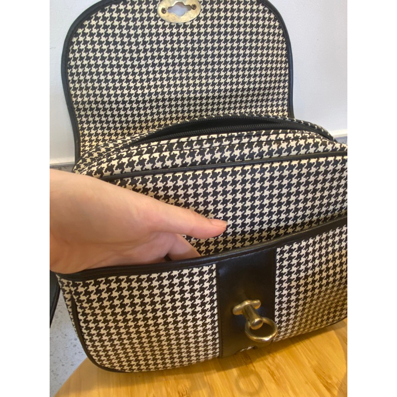 Túi đeo chéo phom hộp hoạ tiết răng sói 2hand vintage