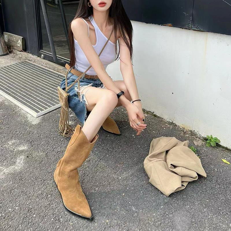 Giày boot nữ cao bồi mũi nhọn cổ lỡ màu nâu bò hoạ tiết thêu cá tính