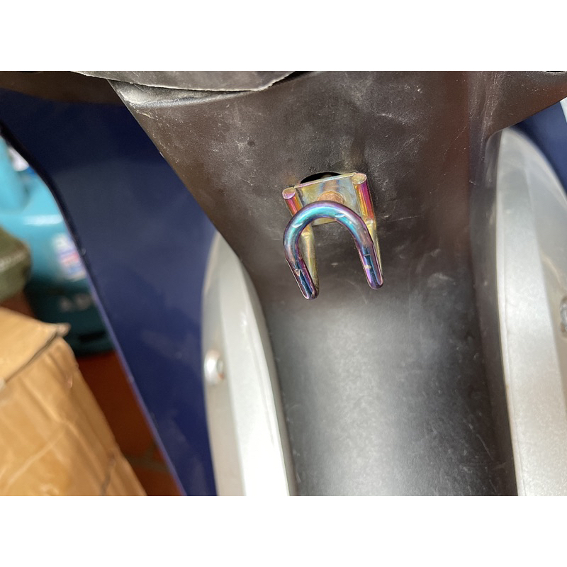 Móc treo đồ titan xe điện, xe máy các loại