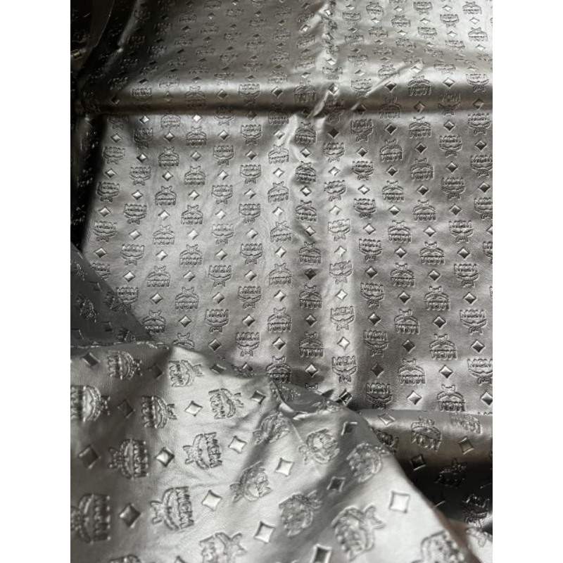 Da MCM đen vân chìm siêu hiếm