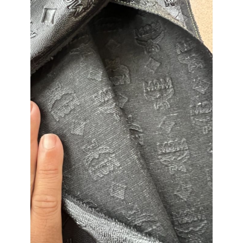 Da MCM đen vân chìm siêu hiếm