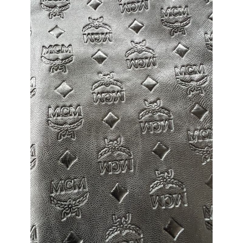 Da MCM đen vân chìm siêu hiếm