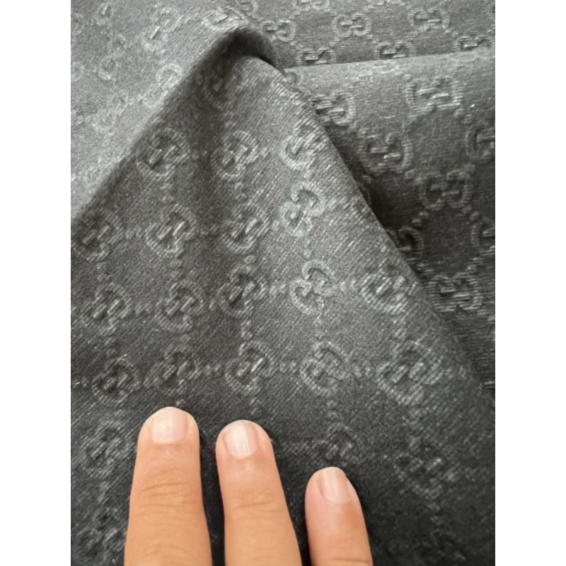 Da Gucci đen vân chìm siêu hiếm