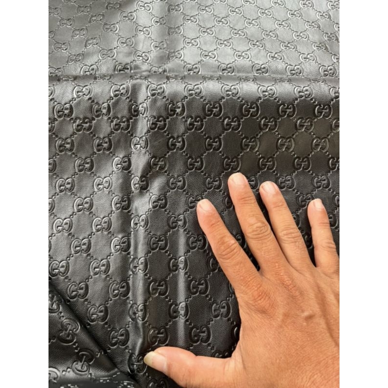 Da Gucci đen vân chìm siêu hiếm