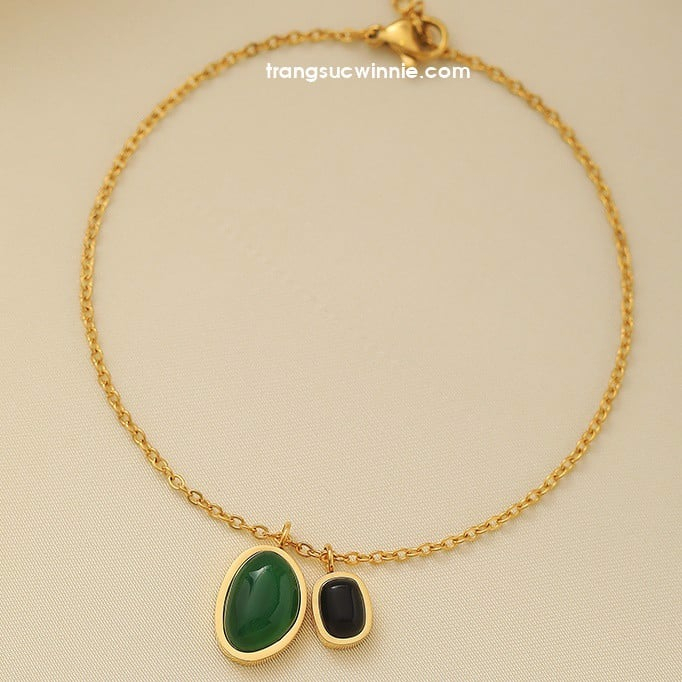 Lắc chân nữ titan Marylin