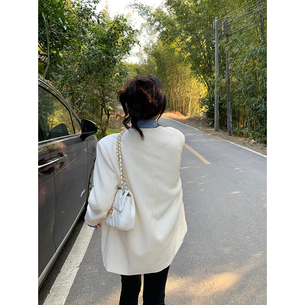 Áo blazer trắng phối sơ mi xanh cá tính, thời trang
