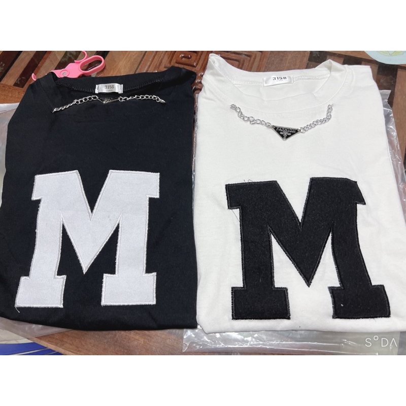 [Sale] Áo thun chữ M kèm dây xích kèm ảnh thật