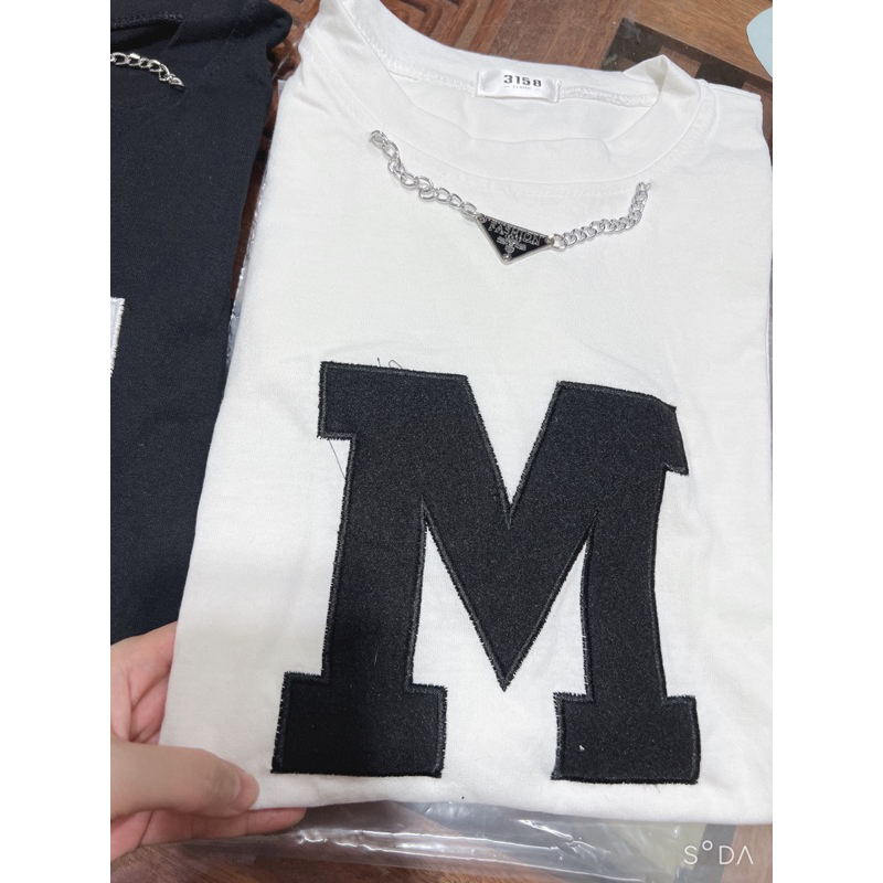 [Sale] Áo thun chữ M kèm dây xích kèm ảnh thật