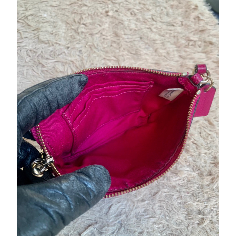 Túi ví chuẩn si.Túi ví qua sử dụng. Khách vui lòng xem hình nếu muốn biết thêm thông tin sản phẩm mời khách vô chat nhé.