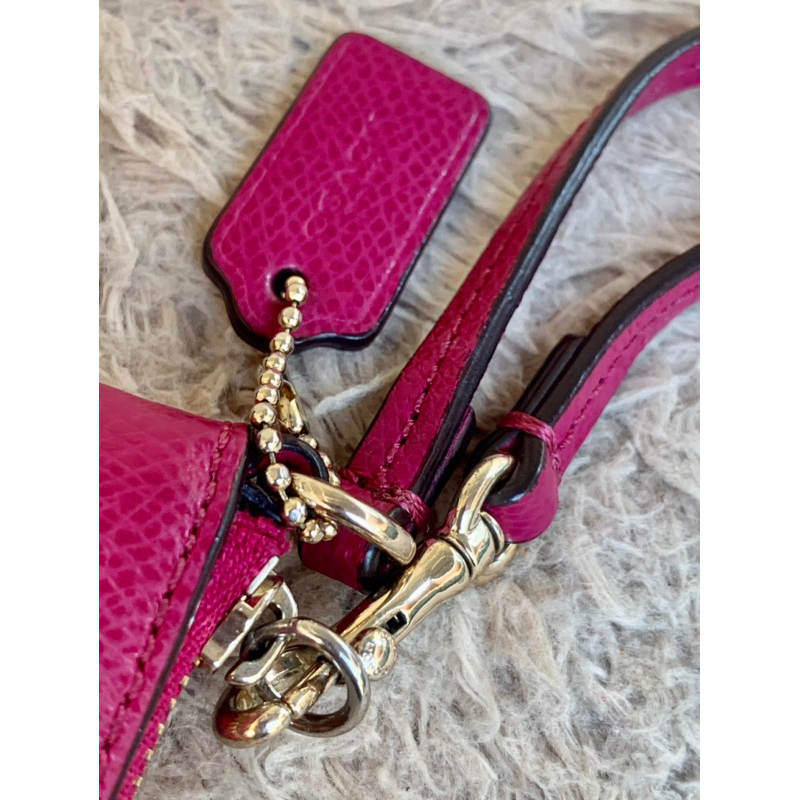 Túi ví chuẩn si.Túi ví qua sử dụng. Khách vui lòng xem hình nếu muốn biết thêm thông tin sản phẩm mời khách vô chat nhé.