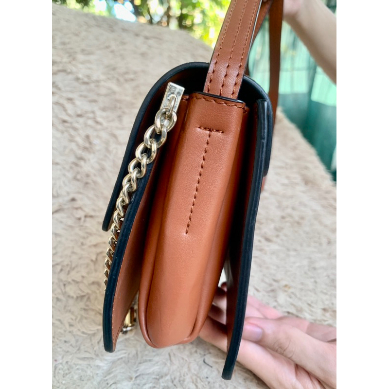 Túi chuẩn si. Túi qua sử dụng. Khách vui lòng xem hình nếu muốn biết thêm thông tin sản phẩm mời khách vô chat . Thanks.