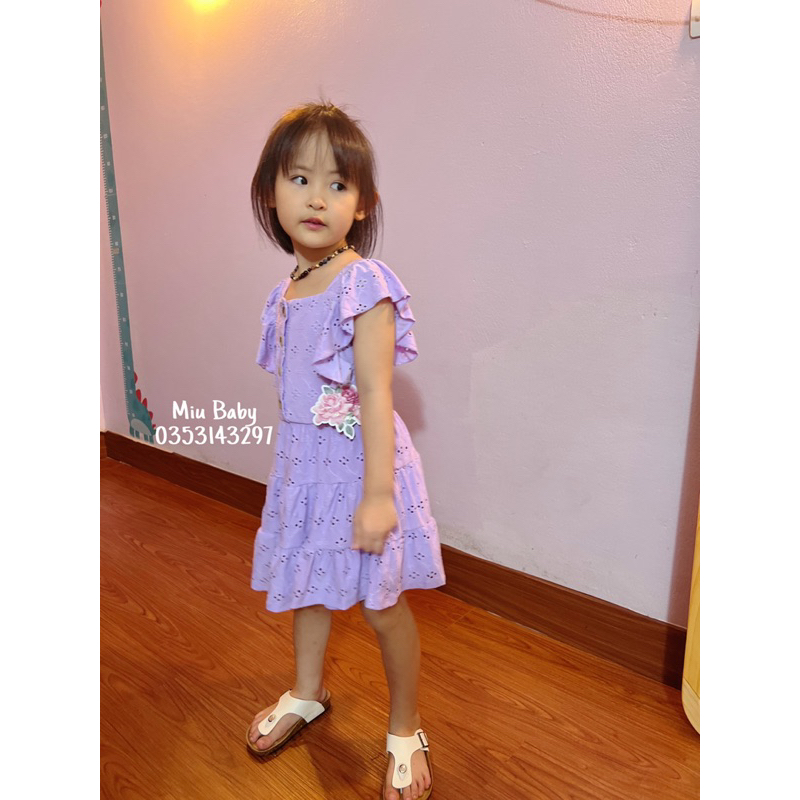 Váy tím cổ vuông tay rủ bé gái xuat du
