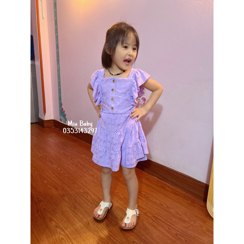 Váy tím cổ vuông tay rủ bé gái xuat du