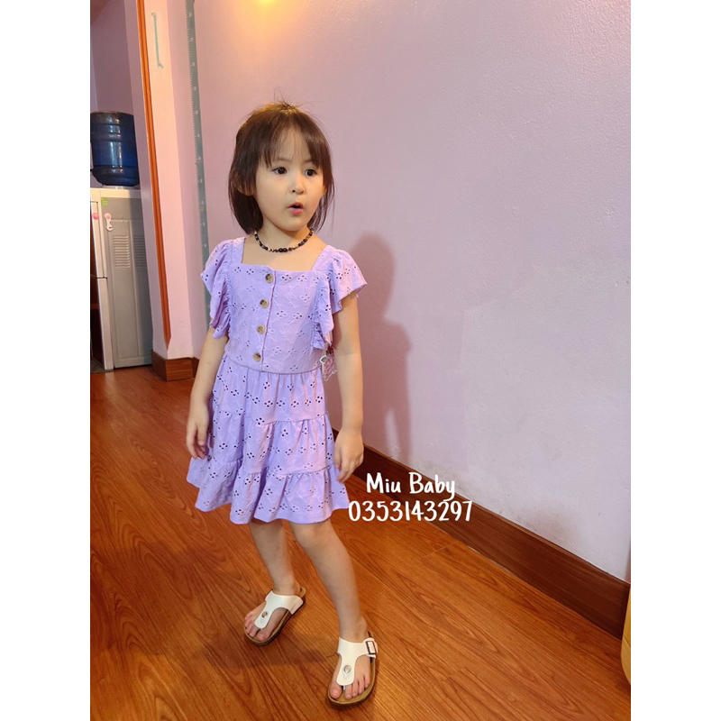 Váy tím cổ vuông tay rủ bé gái xuat du