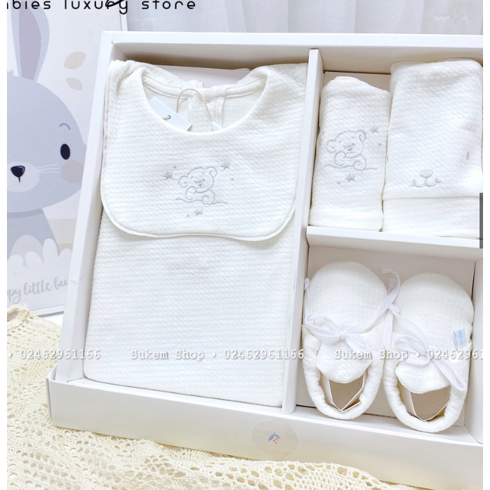 Set Quà Tặng Nous Premium 2023 Trắng Thêu Gấu Siêu Xinh ( Gồm 1 Bộ Quần Áo, 1 Yếm, 1 Mũ, 1 Đôi Giày Vải )