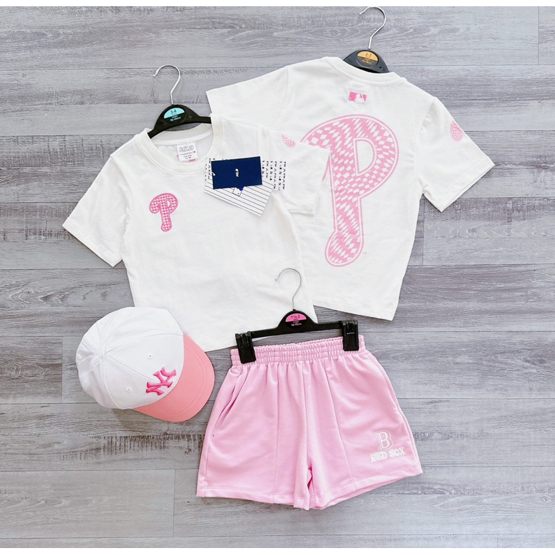 Set 3 chi tiết bộ kèm mũ bé gái M.L.B màu trắng Hồng áo cotton mềm mịn quần da cá mềm, chữ P thêu đáp nổi đẹp ưng