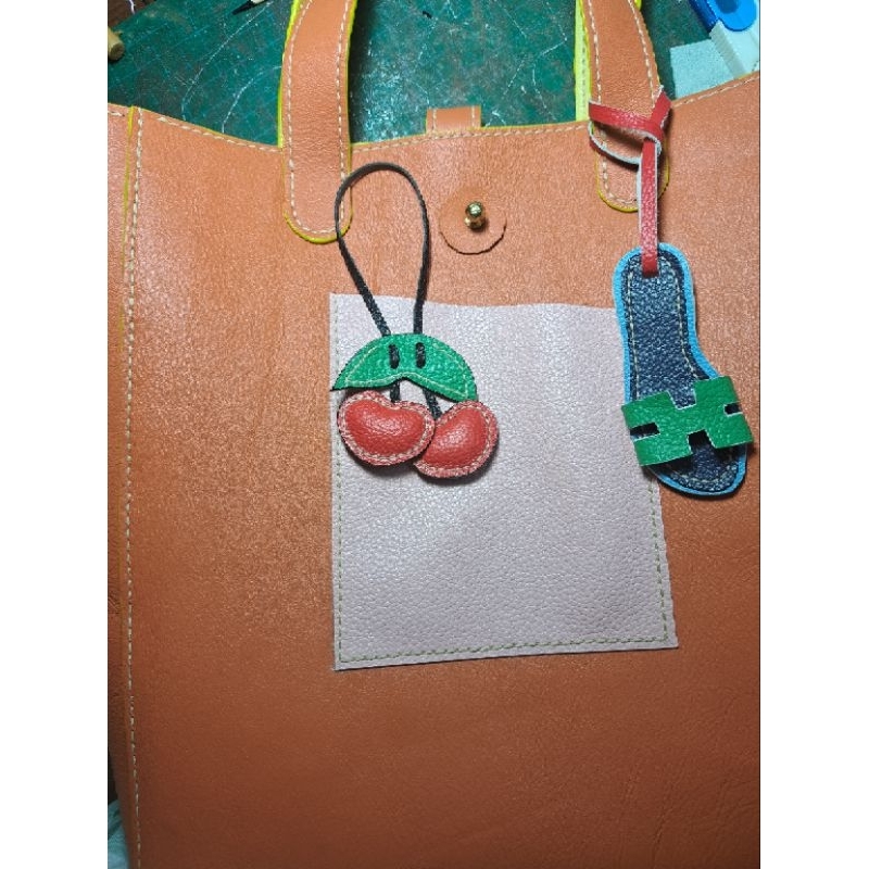 Charm/ phụ kiện treo túi/ móc khóa cherry làm bằng da bò thật, may tay