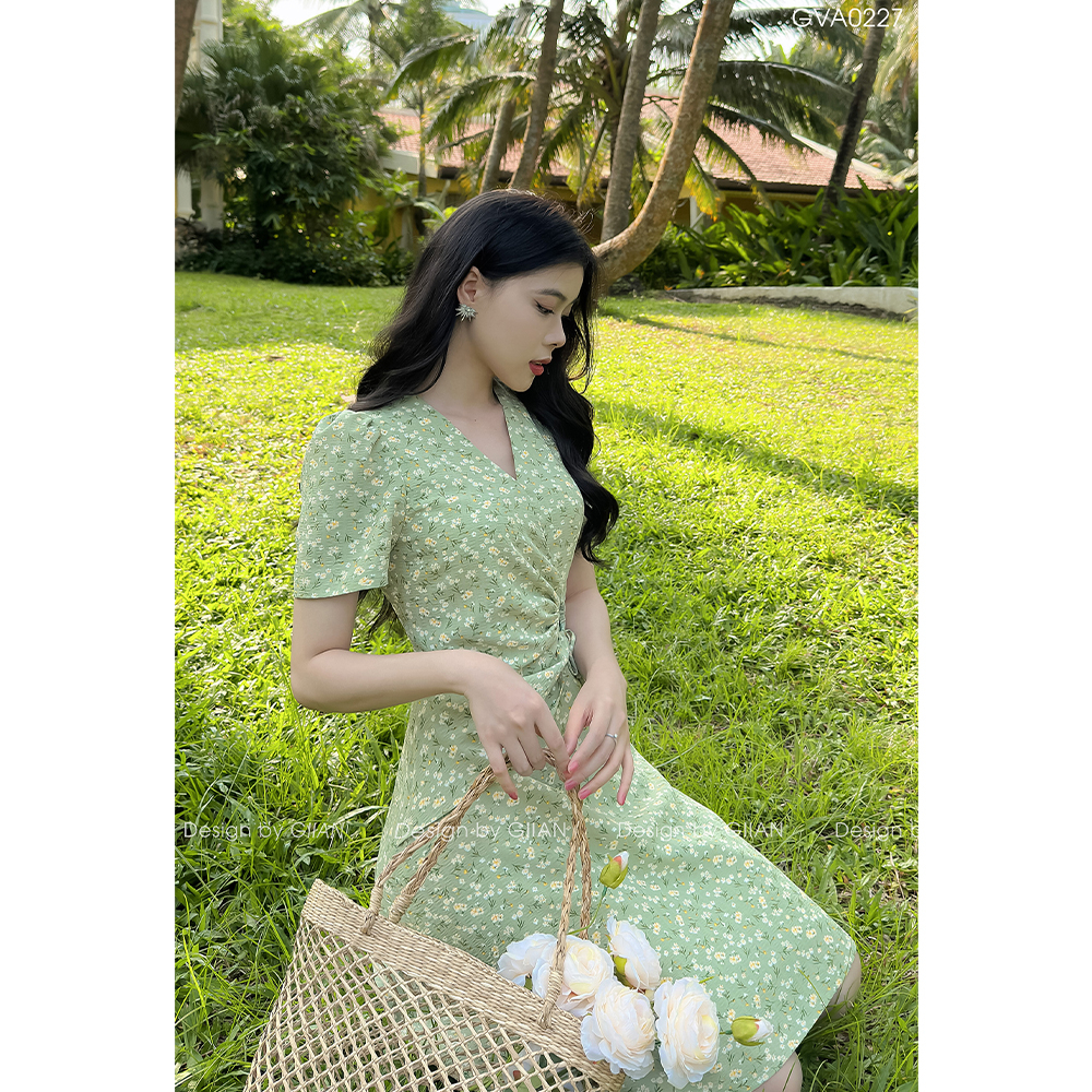 Váy nữ hoa nhí ngắn dáng chữ a màu xanh thiết kế thắt eo tay bồng phối cổ V cách điệu thương hiệu Giian - VA0227