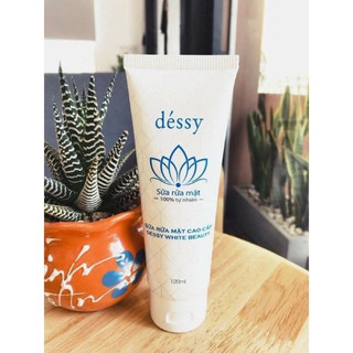Sữa rửa mặt Dessy thơm và dịu mát.