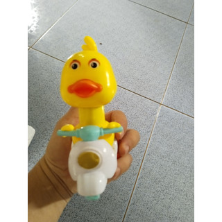 CHÚ VIT CON CHẠY XE MÁY