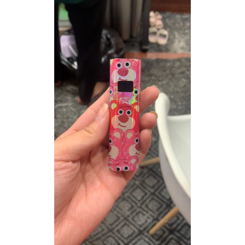 Miếng dán skin Mẫu Gấu dâu Holo cho Xlim v2 , se , favo , favo mini ,... in hình theo yêu cầu