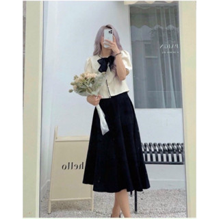 Set áo croptop trắng viền gợn sóng đen nơ ngực to kèm chân váy dài đen