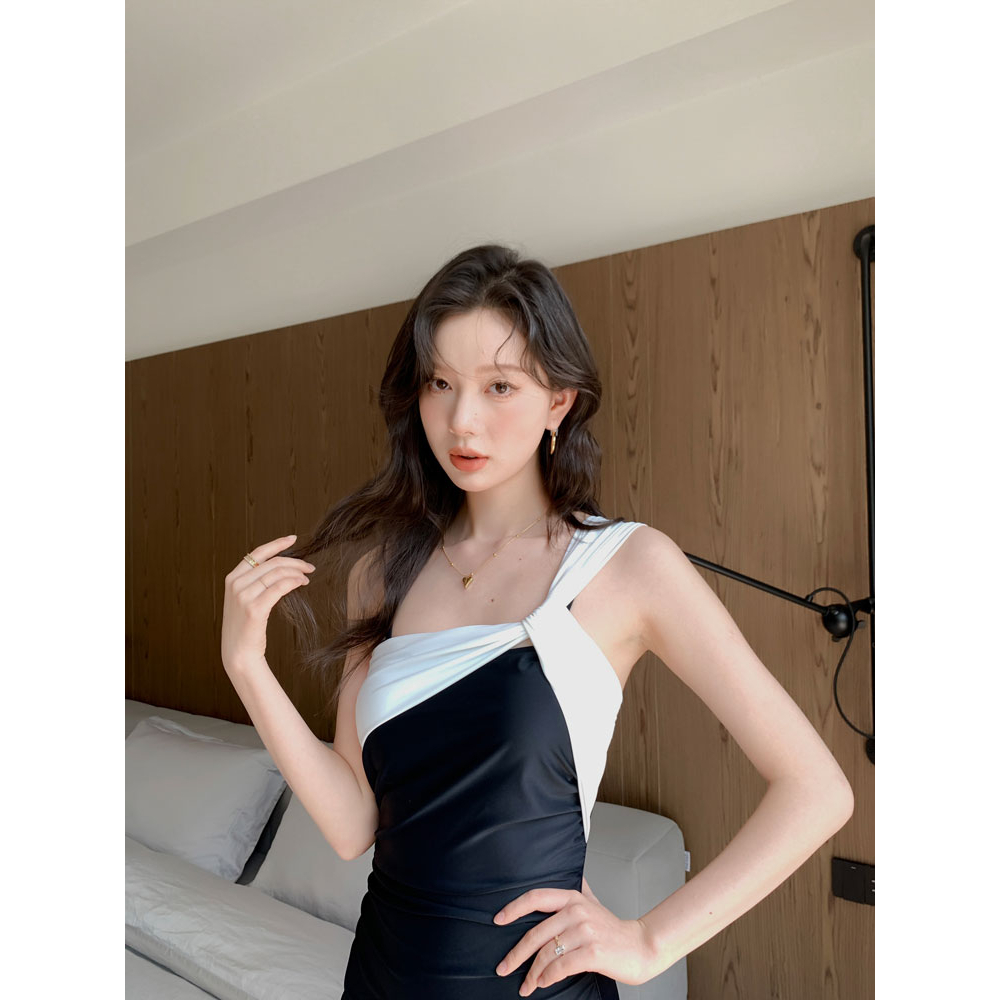 Đồ bơi 1 mảnh màu đen phối vai trắng