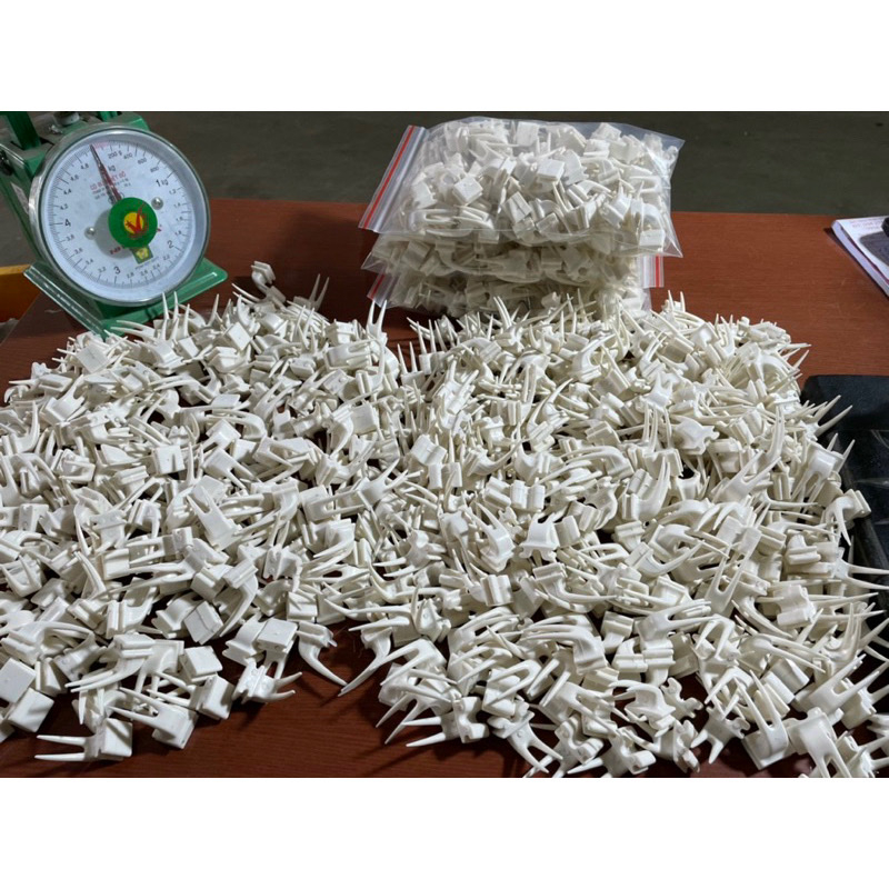 Xiên chuối, xiên hoa quả nhựa trắng, đen dành cho lồng chim chào mào. Phụ kiện lồng chim chào mào