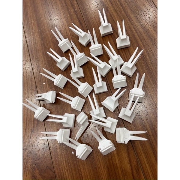 Xiên chuối, xiên hoa quả nhựa trắng, đen dành cho lồng chim chào mào. Phụ kiện lồng chim chào mào