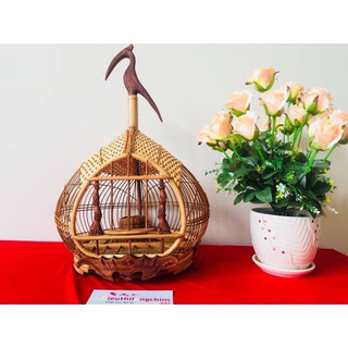 Lồng chim Cu gáy quả đào nóc đan mây cao cấp. 36x36x52cm. Móc gỗ kiểu dáng đẹp cao cấp. Phụ kiện lồng chim Main86