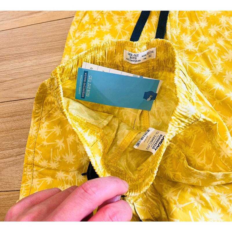 Quần vàng cây dừa bé trai thích hợp đi biển đi du lịch