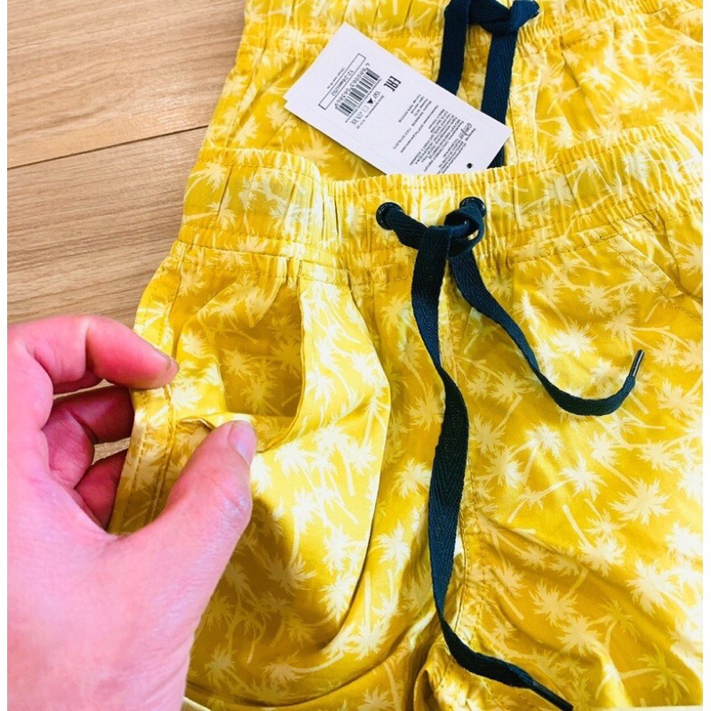 Quần vàng cây dừa bé trai thích hợp đi biển đi du lịch