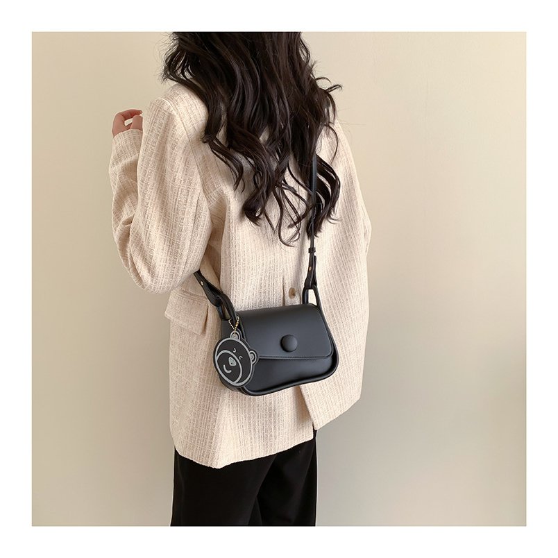 Túi xách nữ đeo chéo da trơn ngăn có khóa kéo kèm móc khóa gấu dễ thương có hai màu đen và nâu