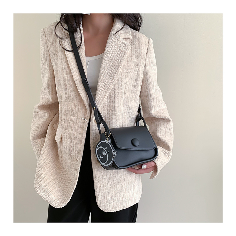 Túi xách nữ đeo chéo da trơn ngăn có khóa kéo kèm móc khóa gấu dễ thương có hai màu đen và nâu