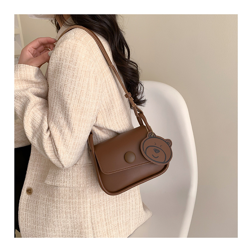 Túi xách nữ đeo chéo da trơn ngăn có khóa kéo kèm móc khóa gấu dễ thương có hai màu đen và nâu