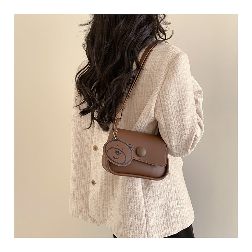 Túi xách nữ đeo chéo da trơn ngăn có khóa kéo kèm móc khóa gấu dễ thương có hai màu đen và nâu