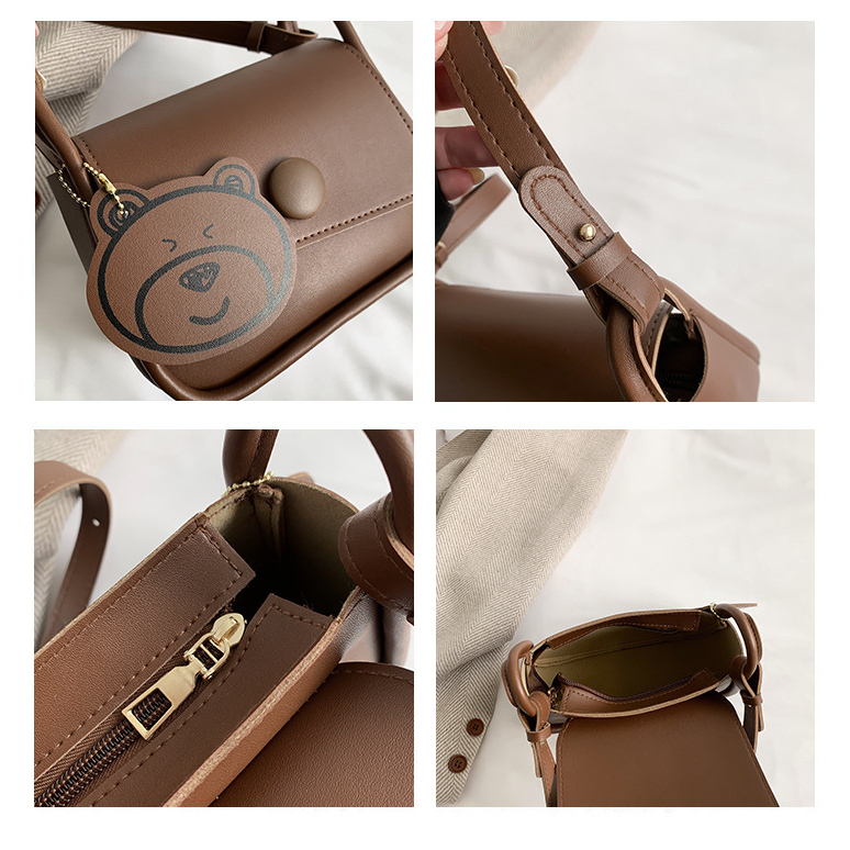 Túi xách nữ đeo chéo da trơn ngăn có khóa kéo kèm móc khóa gấu dễ thương có hai màu đen và nâu