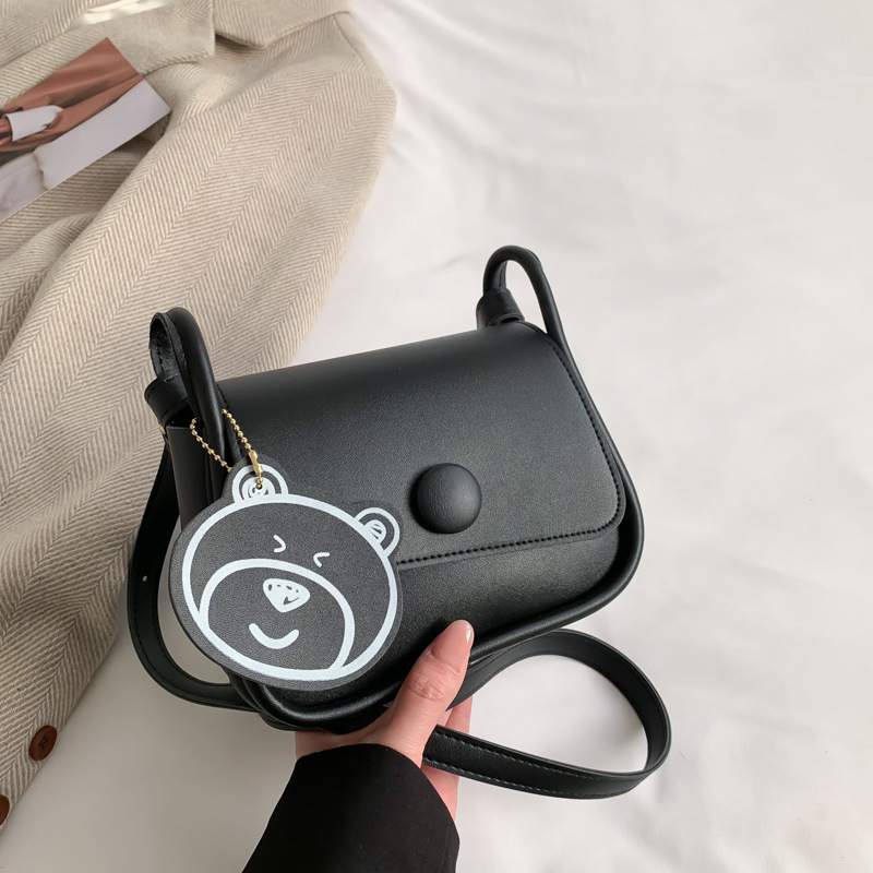 Túi xách nữ đeo chéo da trơn ngăn có khóa kéo kèm móc khóa gấu dễ thương có hai màu đen và nâu