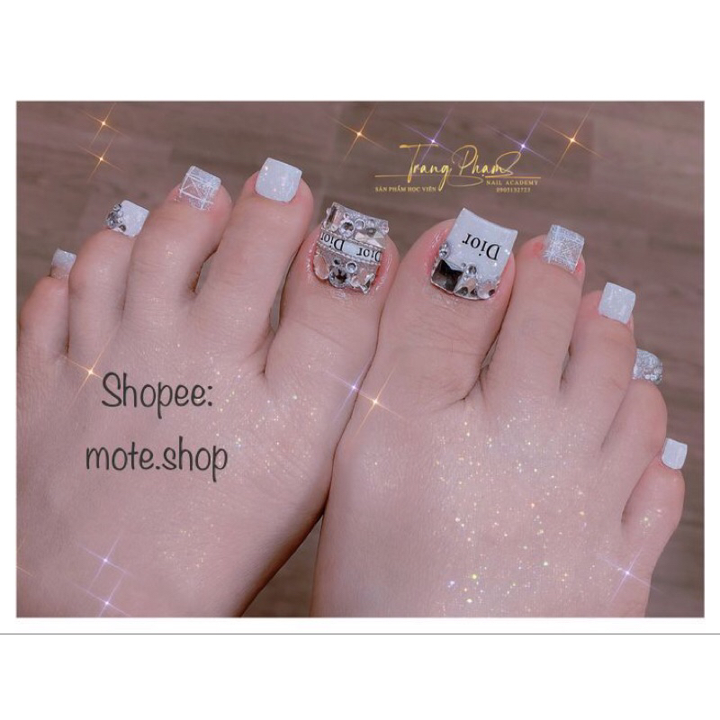 Nailbox - Móng chân úp thiết kế trắng phối đá