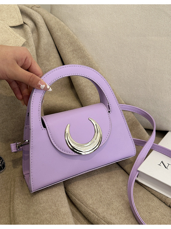 Túi xách nữ đeo chéo kiểu dáng thời trang với chi tiết trang trí hình trăng khuyết, có hai màu đen và tím