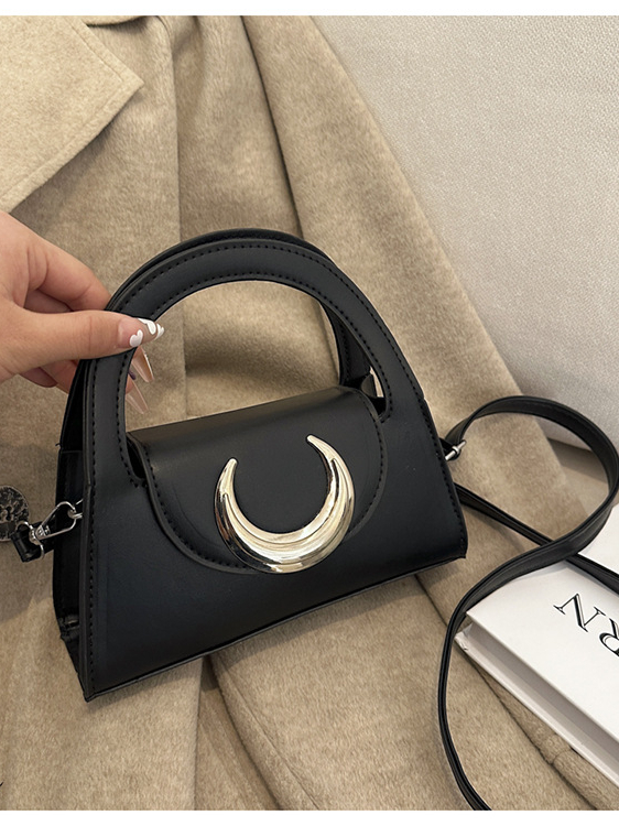 Túi xách nữ đeo chéo kiểu dáng thời trang với chi tiết trang trí hình trăng khuyết, có hai màu đen và tím