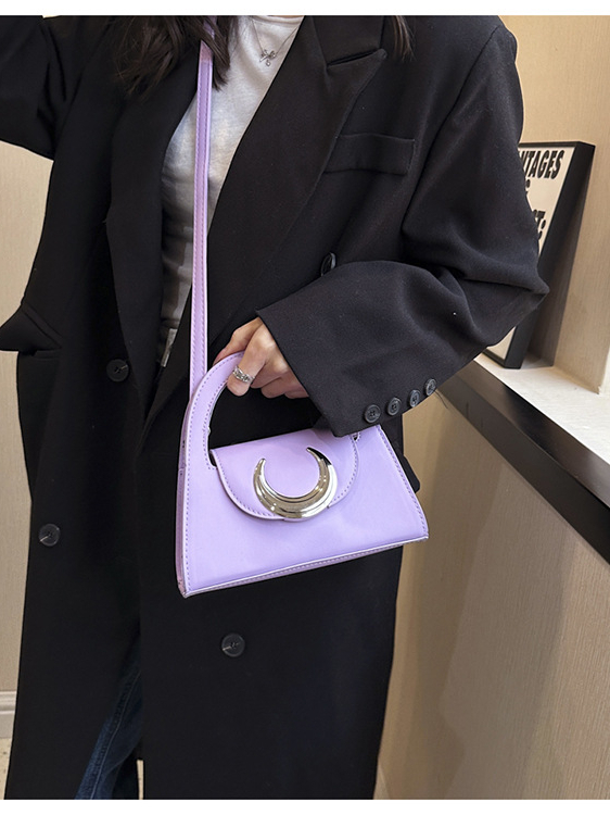 Túi xách nữ đeo chéo kiểu dáng thời trang với chi tiết trang trí hình trăng khuyết, có hai màu đen và tím