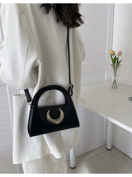 Túi xách nữ đeo chéo kiểu dáng thời trang với chi tiết trang trí hình trăng khuyết, có hai màu đen và tím